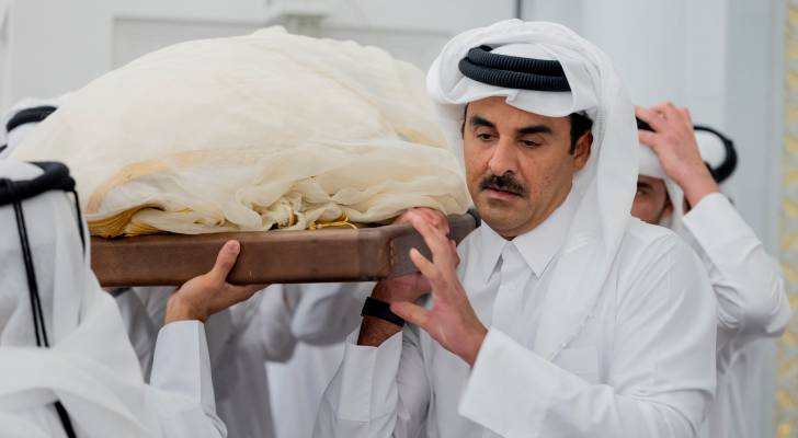 أمير قطر تميم بن حمد يقود تشييع جثمان والده