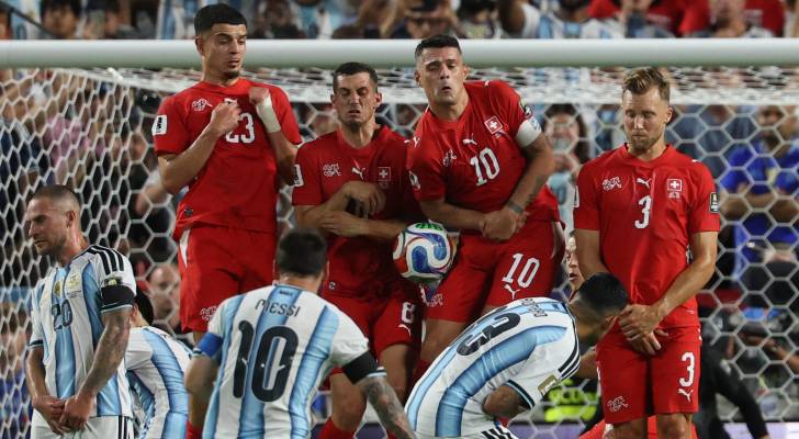 ميسي يسدد كرة على مرمى سويسرا خلال كأس العالم