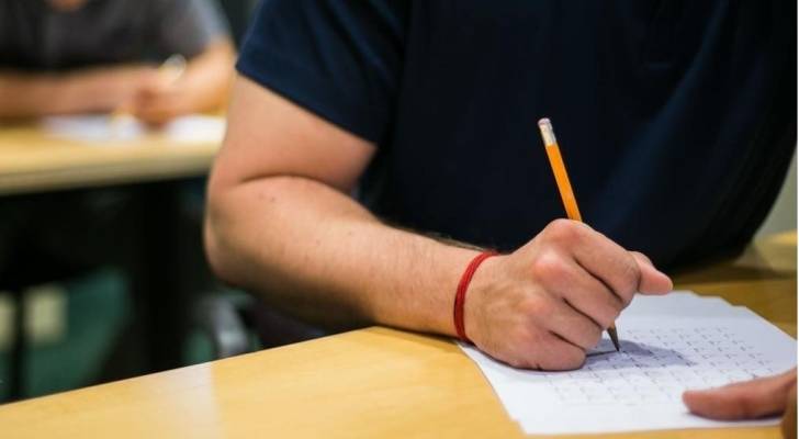 طال يتقدم لامتحان