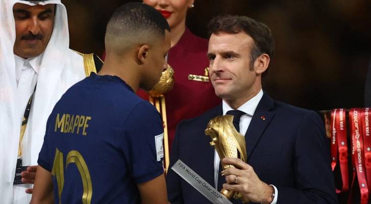 ماكرون يتوج مبابي بالحذاء الذهبي لمونديال 2022