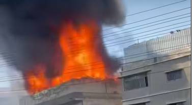 اندلاع حريق ضخم في مبنى سكني وتجاري بمنطقة القويسمة شرق عمان - بالفيديو