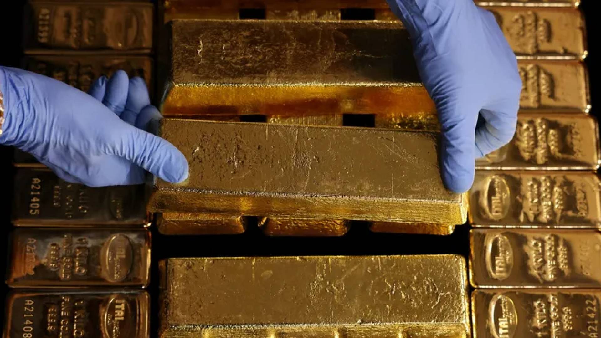 الذهب الفوري يتراجع دون مستويات 4100 دولار وسط ضغوط بيعية متواصلة