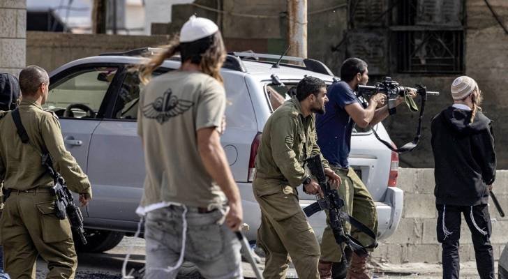 الهلال الأحمر: إصابة فلسطينيين إثر اعتداء مستوطنين في مسافر يطا بالخليل