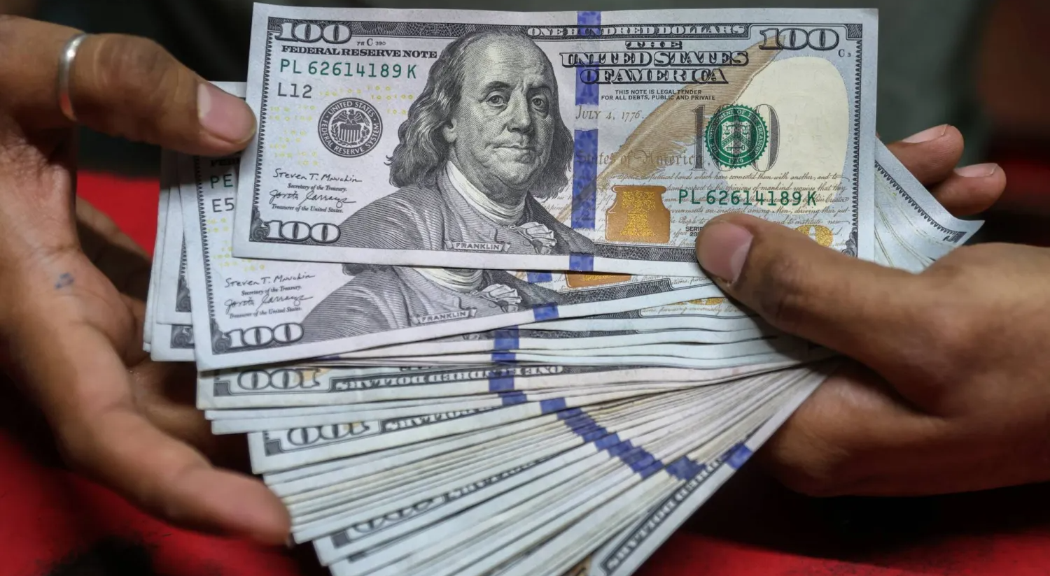 بين فخ التضخم وطبول الحرب بالشرق الأوسط.. كيف تحركت أسواق الصرف العالمية؟