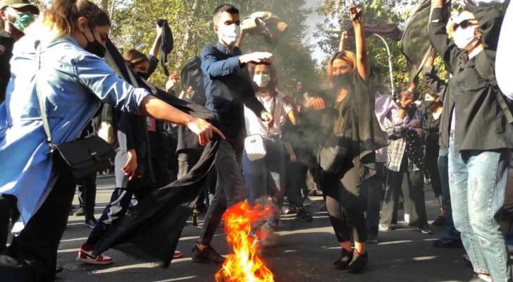متظاهرون إيرانيون في أحد شوارع طهران، في 1 أكتوبر/تشرين الأول 2022