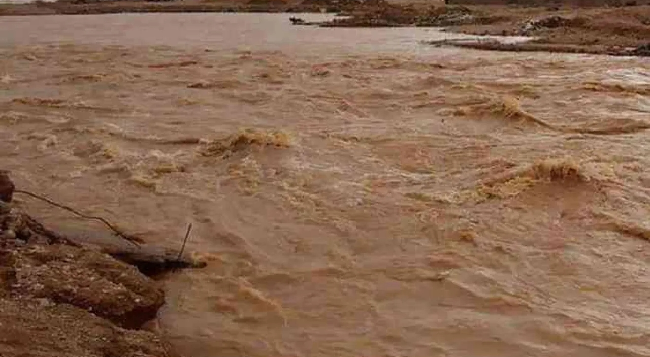 طقس العرب: منخفض جوي مصحوب بجبهة هوائية ماطرة قوية يصل وسط المتوسط ويجلب الأمطار الغزيرة والفيضانات