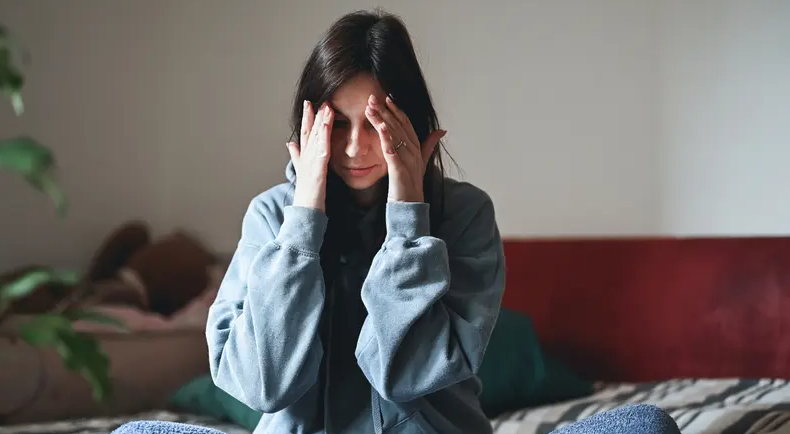 لماذا تستيقظ مصابا بالصداع؟.. الخبراء يكشفون 7 أسباب شائعة للصداع الصباحي