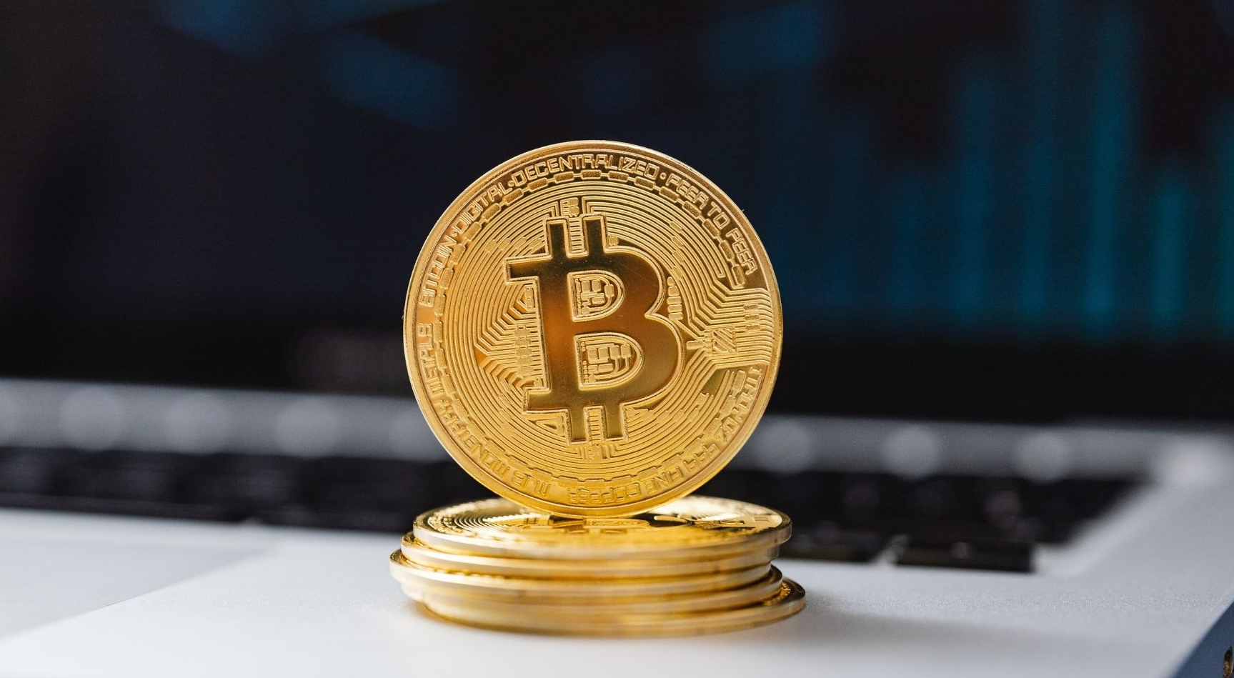 عملة البيتكوين تسجل ارتفاعا تدريجيا وتتداول فوق مستوى 64 ألف دولار