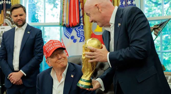 الرئيس الأمريكي دونالد ترمب و جياني إنفانتينو رئيس الاتحاد الدولي لكرة القدم