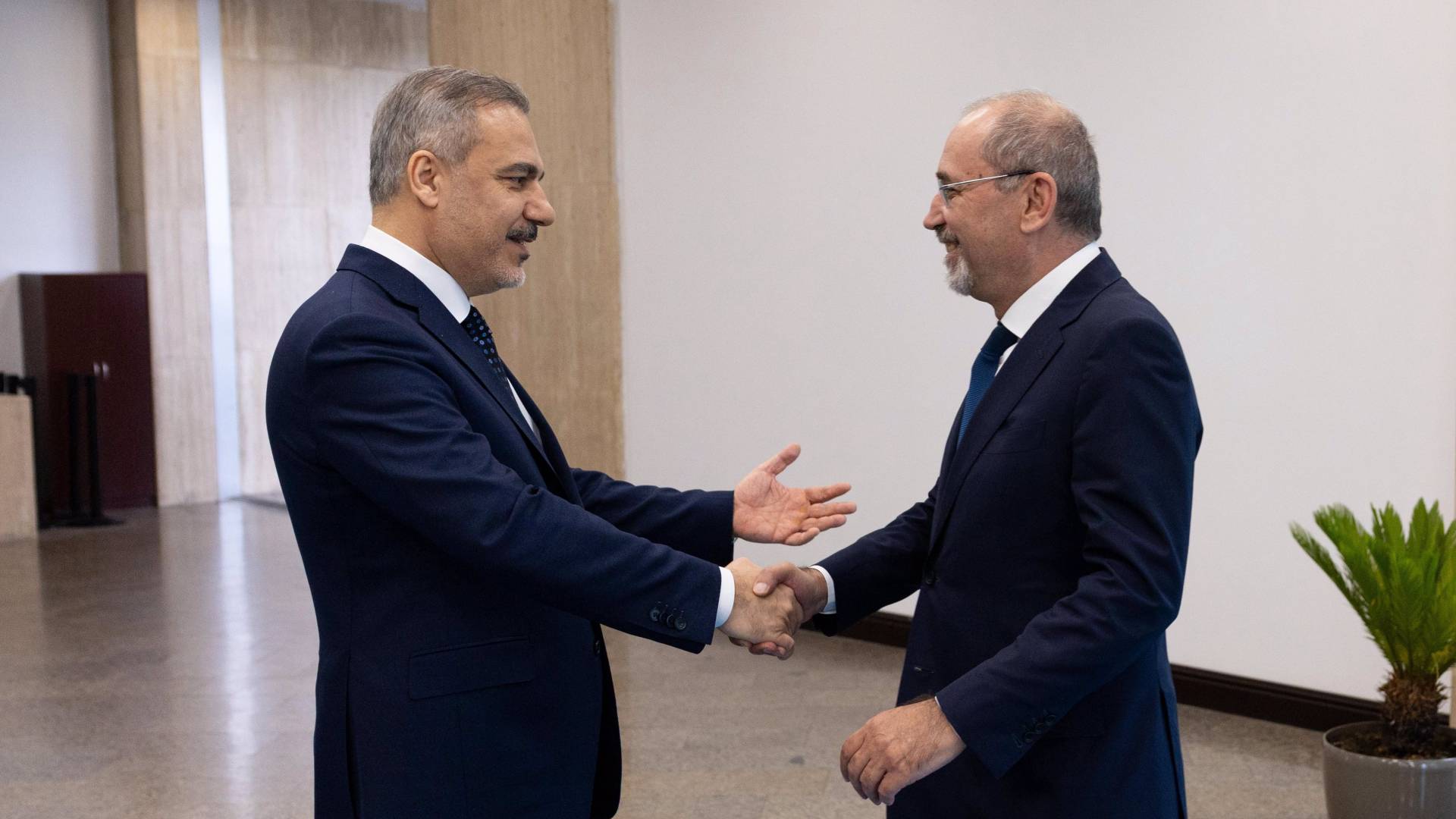 الصفدي وفيدان يبحثان هاتفيا إنهاء التصعيد ويؤكدان ضرورة تنفيذ خطة ترمب بشأن غزة