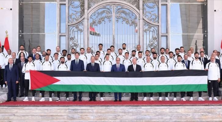 الصورة المتداولة للاعبي المنتخب المصري مع السيسي حاملين علما فلسطينيا