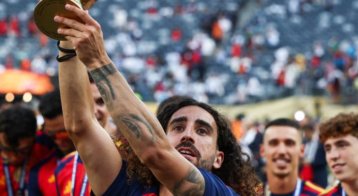لقطة المونديال.. كوكوريا يغادر الملعب حاملا كأس العالم داخل كيس بلاستيكي