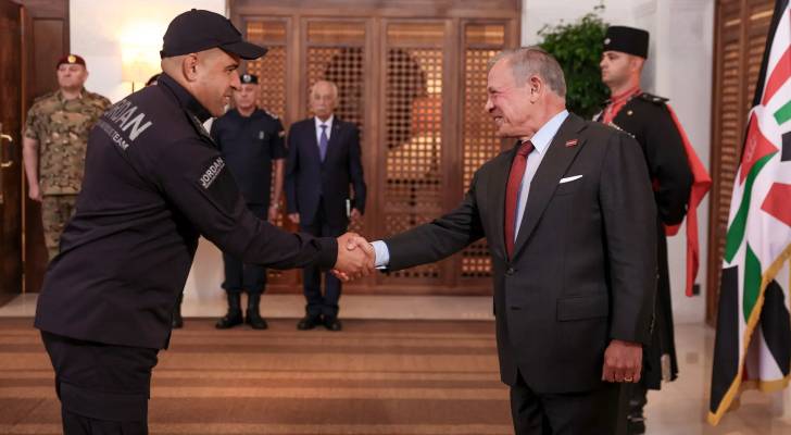 الملك يلتقي فريق البحث والإنقاذ الأردني الدولي العائد من فنزويلا ويشيد بجهوده
