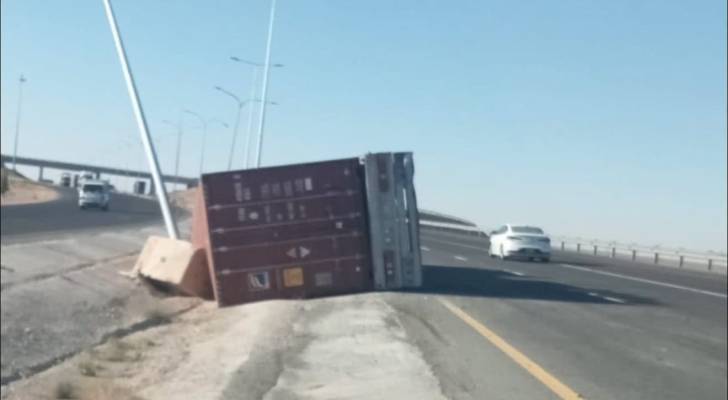 الدوريات الخارجية: إعاقة جزئية للسير على الطريق الصحراوي إثر تدهور رأس قاطرة وانقلابها