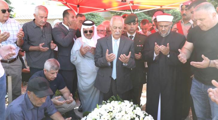 مندوبا عن الملك وولي العهد.. العيسوي يشارك بتشييع جثمان قائد فريق المظليين بالقوات الخاصة الرائد المتقاعد جنكات