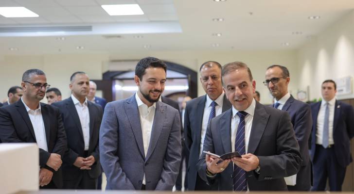 ولي العهد يؤكد أهمية استكمال أتمتة خدمات دائرة الأحوال المدنية والجوازات