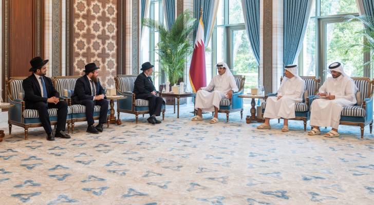 أمير قطر تميم بن حمد  و الحاخام مندي شيتريك رئيس تحالف الحاخامات في الدول الإسلامية