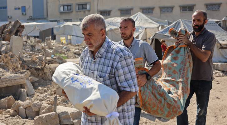 جثامين الفلسطينيين الذين استشهدوا إثر غارة جوية "إسرائيلية" استهدفت مبنى سكنيا في حي صبرا