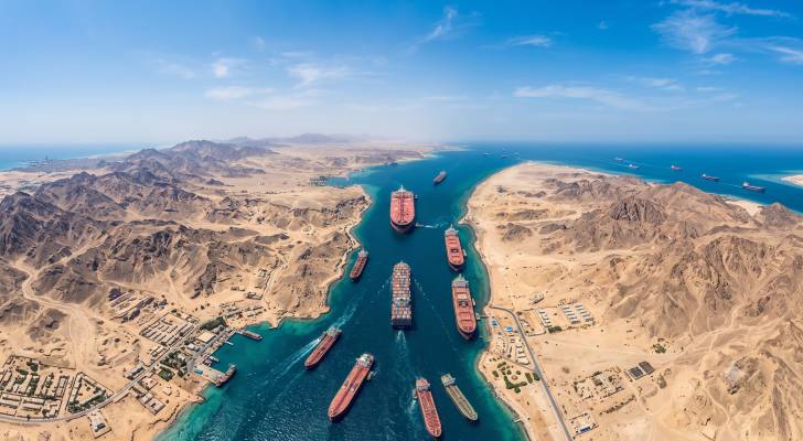 صورة معدة بالذكاء الاصطناعي تمثل حركة سفن في مضيق باب المندب