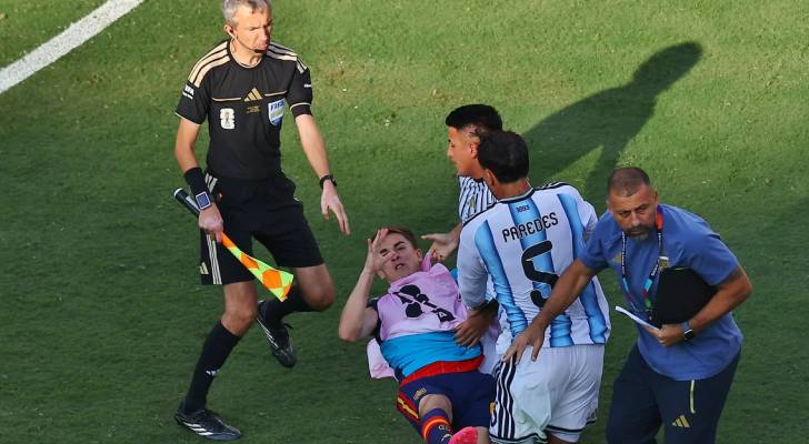 لاعب الأرجنتين باريديس يهاجم لاعب إسبانيا