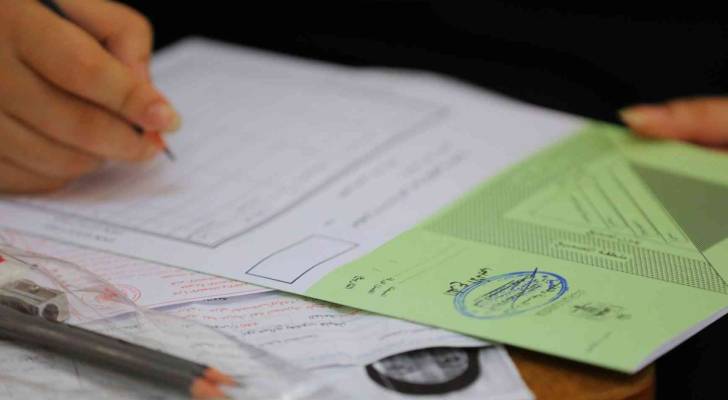 طلبة توجيهي يتقدمون للامتحان