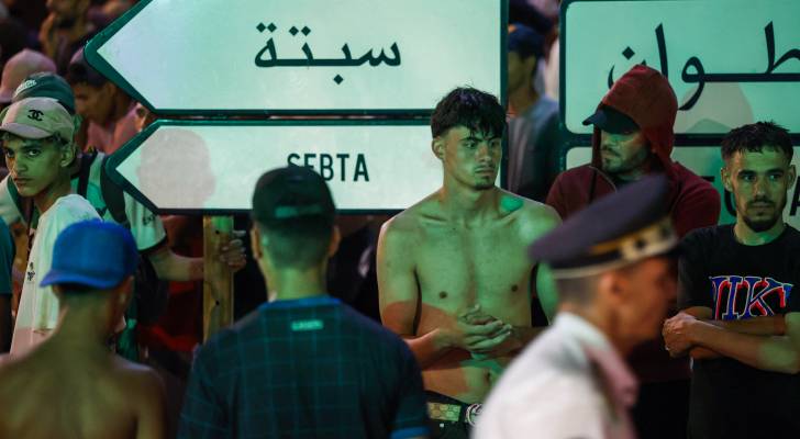 تجمع الناس عند باب سبتا، على الحدود المغربية الإسبانية بالقرب من جيب سبتة الإسباني ومدينة الفنيدق المغربية
