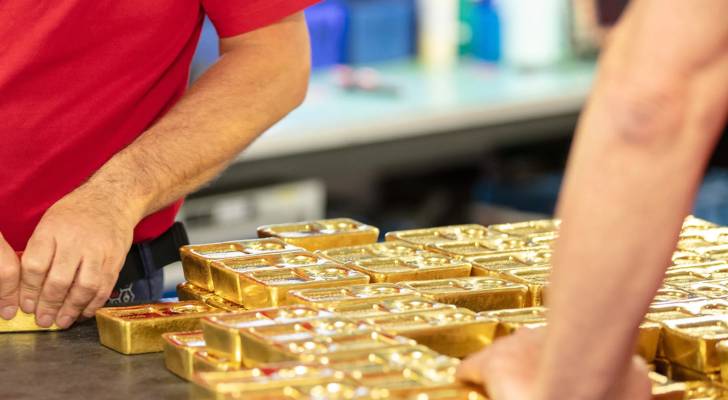 الذهب يتراجع عالميا دون حاجز 4100 دولار مع تسويات نهاية الأسبوع