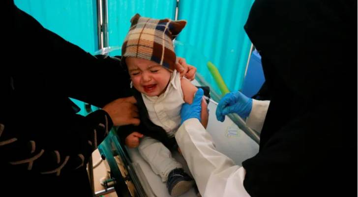 طفل يمني أثناء تلقيه لقاح شلل الأطفال