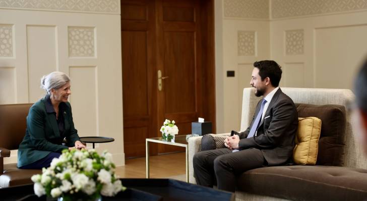 مندوبا عن الملك ولي العهد يستقبل السيناتور الأمريكية جوني إرنست