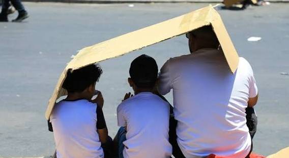 أردنيون يستظلون من الشمس