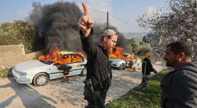 مصادر فلسطينية: مستوطنون يحرقون 3 مركبات ويدمرون شبكة الكهرباء جنوب نابلس - صور