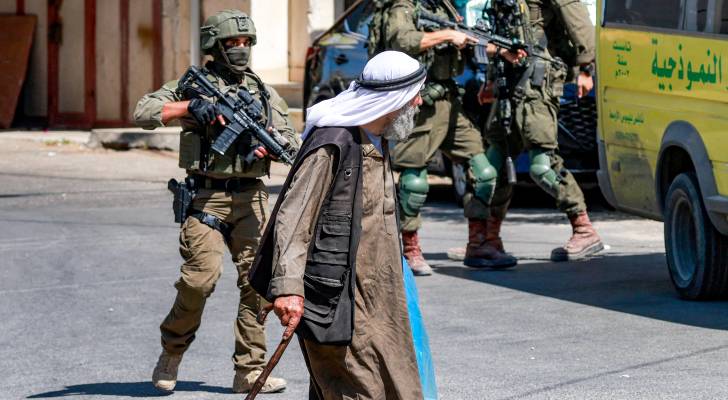 مصادر فلسطينية: تصعيد واسع بالضفة.. الجيش "الإسرائيلي" يحول منازل لثكنات بالبيرة ويعتقل العشرات بقلنديا