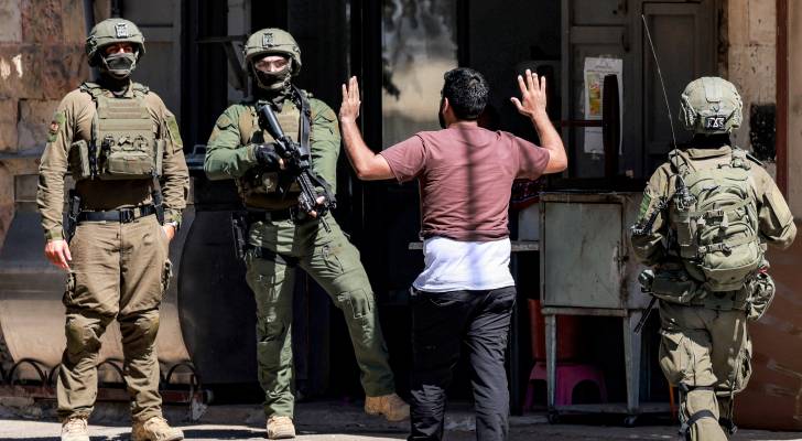 مصادر فلسطينية: 10 إصابات باعتداءات الاحتلال المتواصلة على مخيم قلنديا