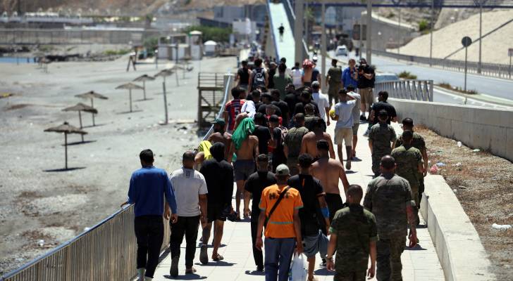 مجموعة من المهاجرين يقتربون من نقطة حدودية للعودة إلى المغرب