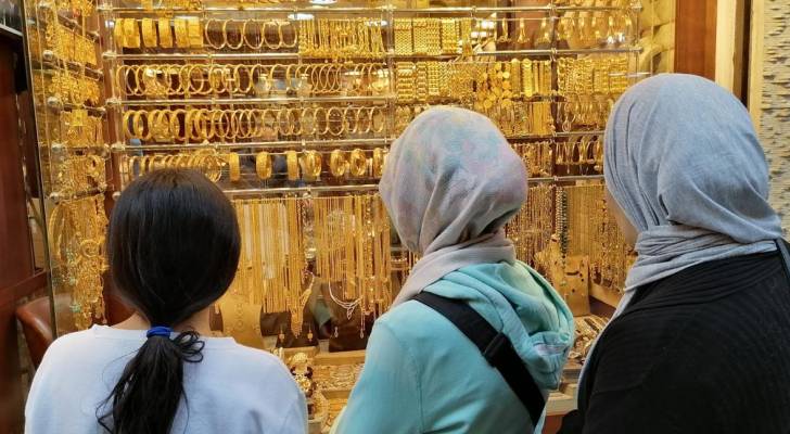 أشخاص ينظرون إلى مصوغات ذهبية