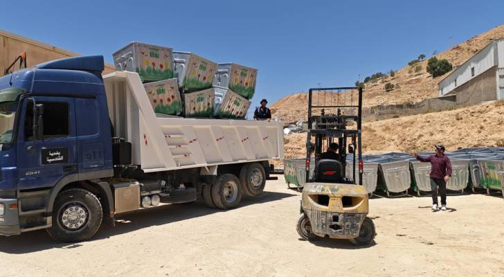 وزارة البيئة تدعم بلديات الطفيلة بـ225 حاوية