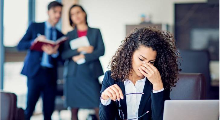 موظفة منزعجة - تعبيرية