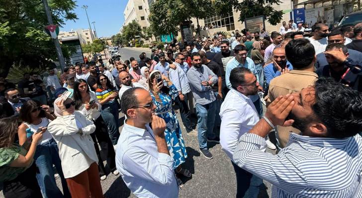 وقفة احتجاجية لموظفي مجمع الحسين للأعمال رفضا لفرض رسوم على مواقف السيارات
