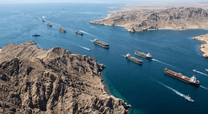 مسؤولون أمريكيون: ترمب يدرس رفع الحصار البحري عن إيران مقابل فتح مضيق هرمز