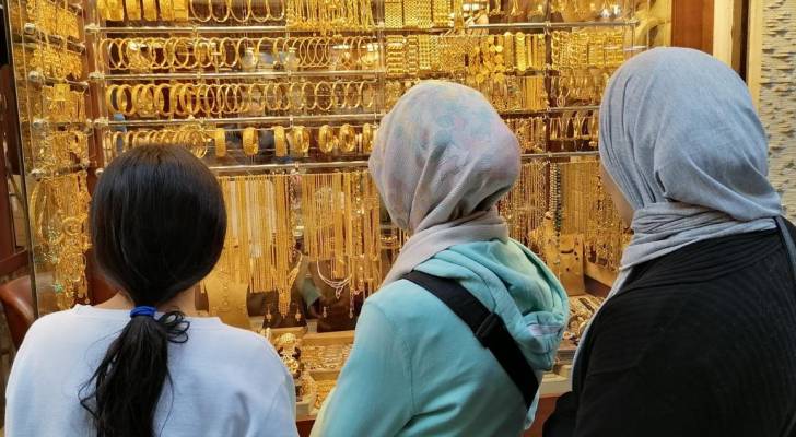 أشخاص ينظرون إلى مصوغات ذهبية