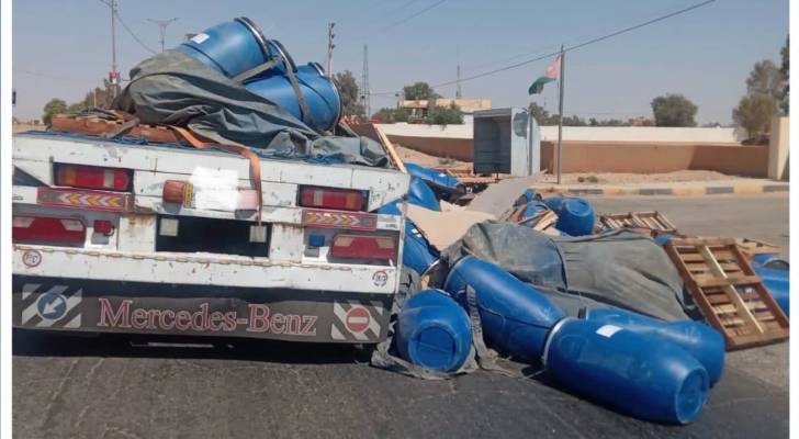 سقوط حمولة شاحنة