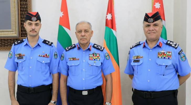 مدير الأمن العام يسلم الملازم ثاني السوالمة هدية ملكية