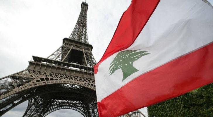 علم لبنان قرب برج إيفل في فرنسا