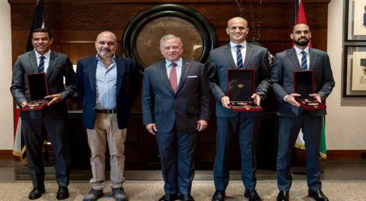الملك ينعم على طاقم التحكيم الأردني المشارك في كأس العالم بوسام التميز