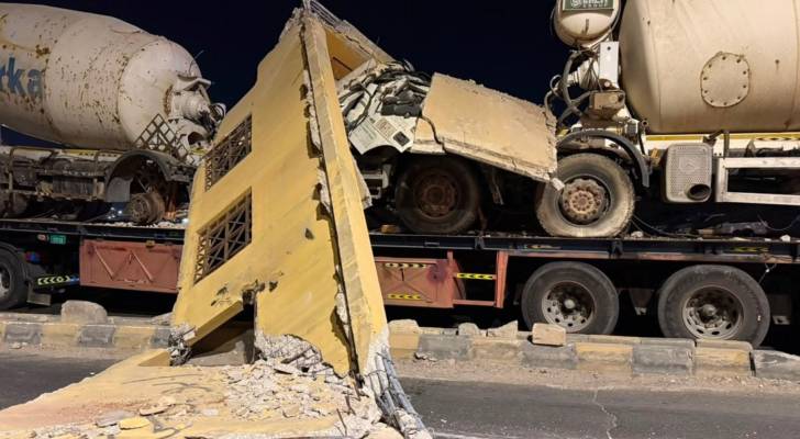 بجسر المشاة قرب معبر جابر
