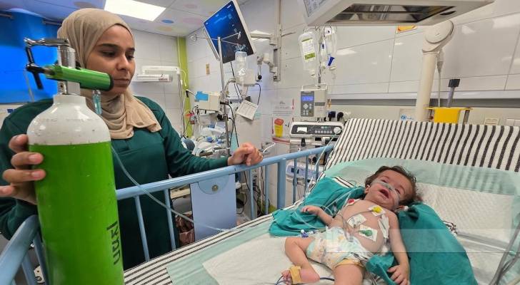 طفلة على الأكسجين في قطاع غزة