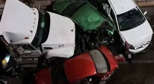 تحويل حركة السير من إشارات السابع باتجاه السادس إثر حادث تصادم 6 مركبات داخل نفق صهيب