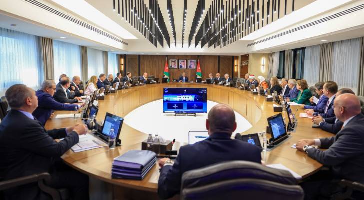 رئيس الوزراء يعلن بدء خدمة النقل المدرسي لـ 9 آلاف طالب و900 معلم بمحافظات الجنوب