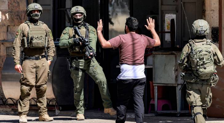 مصادر فلسطينية: جيش الاحتلال يعتقل 24 فلسطينيا في حملة دهم واسعة بالضفة الغربية