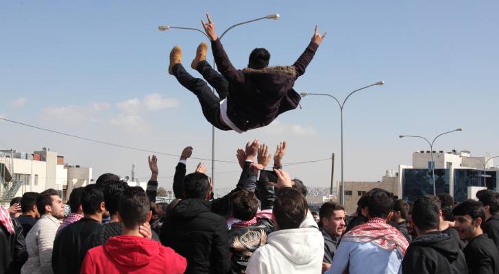 فرحة طالب في النجاح بالتوجيهي